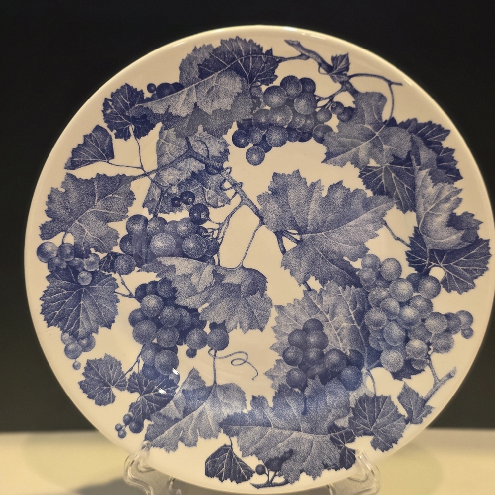 La Primula SRL Italy Blue & White Grape Pattern 8" Plate